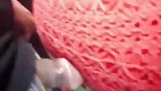 - Cô gái tóc vàng nhỏ dễ thương màu hồng phim xes 68 trắng dày gà