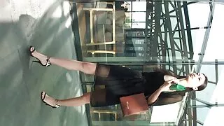 Con mèo đen đã bắt phim xes tay gặp trong miệng
