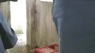 Cặc cô gái tóc vàng phim xes con dau bo chong bị băng và mang đến cho Johnny C